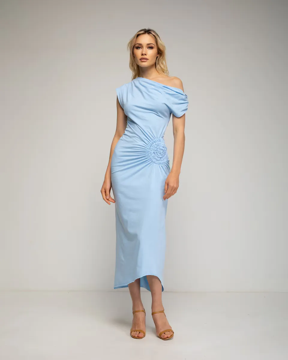 Платье с асимметричным воротником и цветочной деталью на талии Tantra, синий
Платье с асимметричным воротником и цветочной деталью на талии Tantra, синий