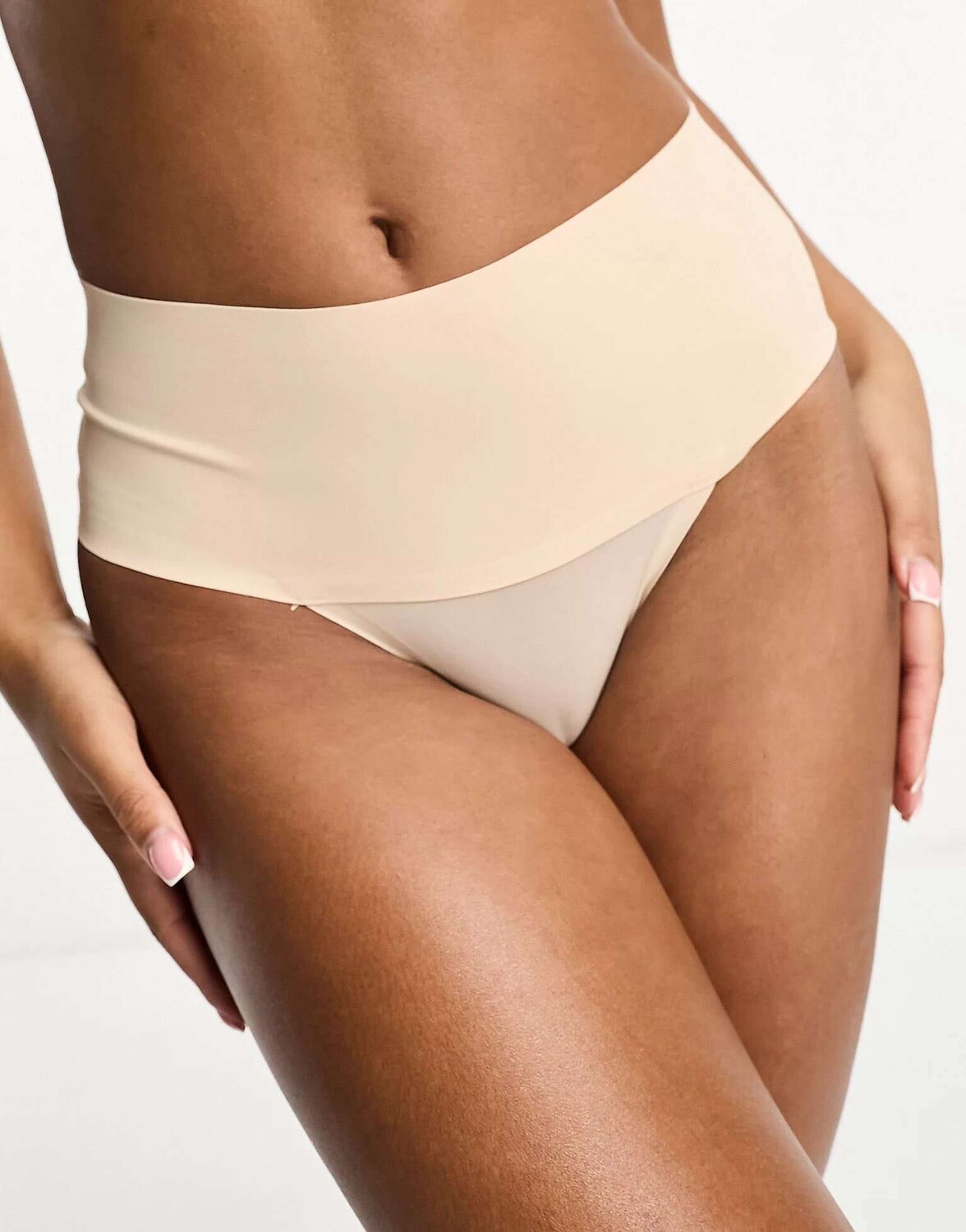 Бежевые стринги Spanx Undie-tectable
Бежевые стринги Spanx Undie-tectable