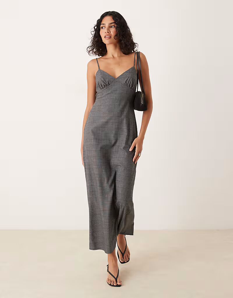 Платье-комбинация на бретелях в серую клетку Asos Design
Платье-комбинация на бретелях в серую клетку Asos Design