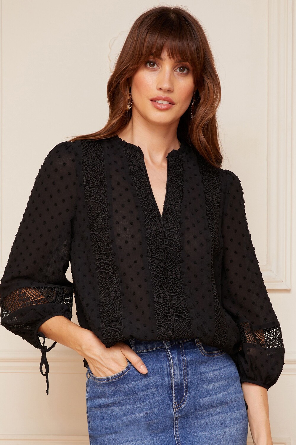 Блузка из ткани добби с рюшей по горловине и завязывающимися манжетами 3/4 Love & Roses, черный
Блузка из ткани добби с рюшей по горловине и завязывающимися манжетами 3/4 Love & Roses, черный