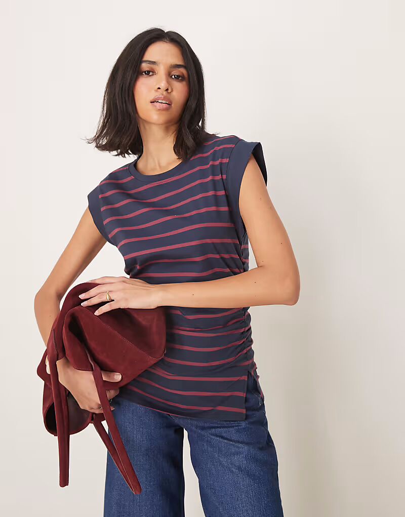 Майка-корсет ASOS DESIGN с заостренными плечами в полоску бордового и темно-синего цветов
Майка-корсет ASOS DESIGN с заостренными плечами в полоску бордового и темно-синего цветов