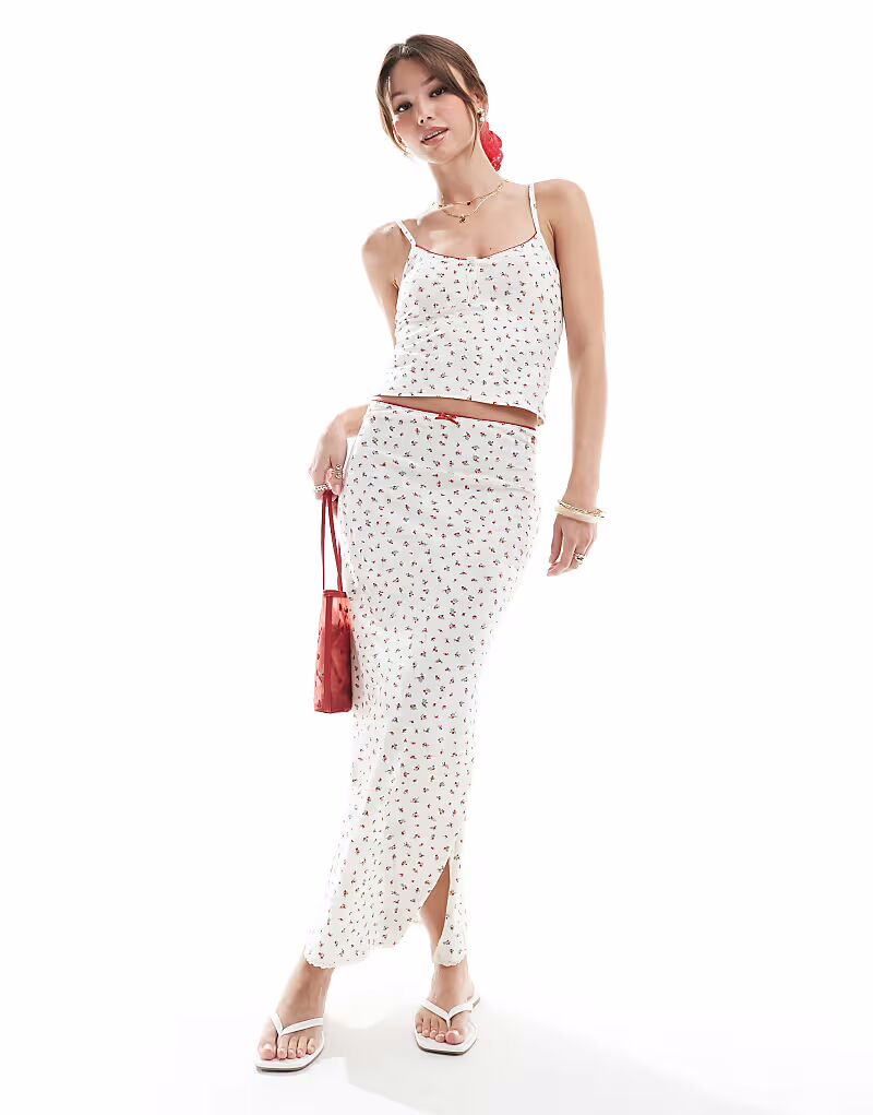 Юбка макси с мелким цветочным принтом и ажурным узором белого цвета Pull&Bear
Юбка макси с мелким цветочным принтом и ажурным узором белого цвета Pull&Bear