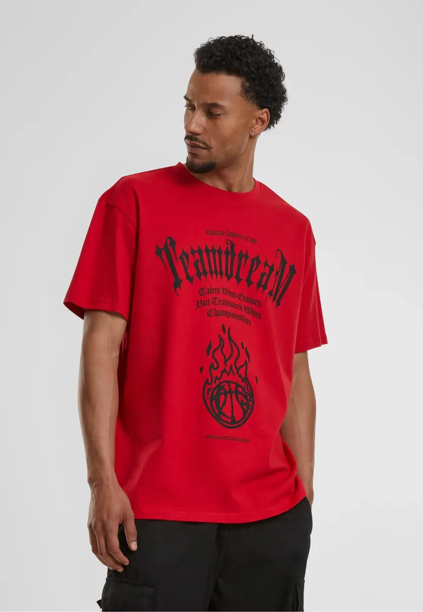 Футболка Upscale by Mister Tee "Мужская футболка Upscale by Mister Tee Teamdream Heavy Oversize ", красный
Футболка Upscale by Mister Tee "Мужская футболка Upscale by Mister Tee Teamdream Heavy Oversize ", красный