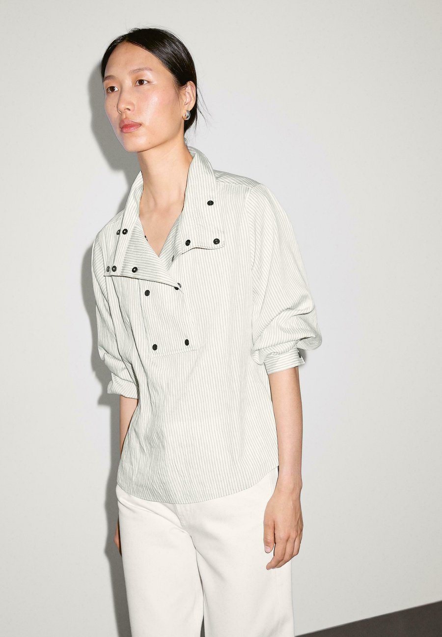 Блуза Massimo Dutti FLOWING GARMENT WITH BUTTON DETAIL ON THE CHEST, White
Блуза Massimo Dutti FLOWING GARMENT WITH BUTTON DETAIL ON THE CHEST, White