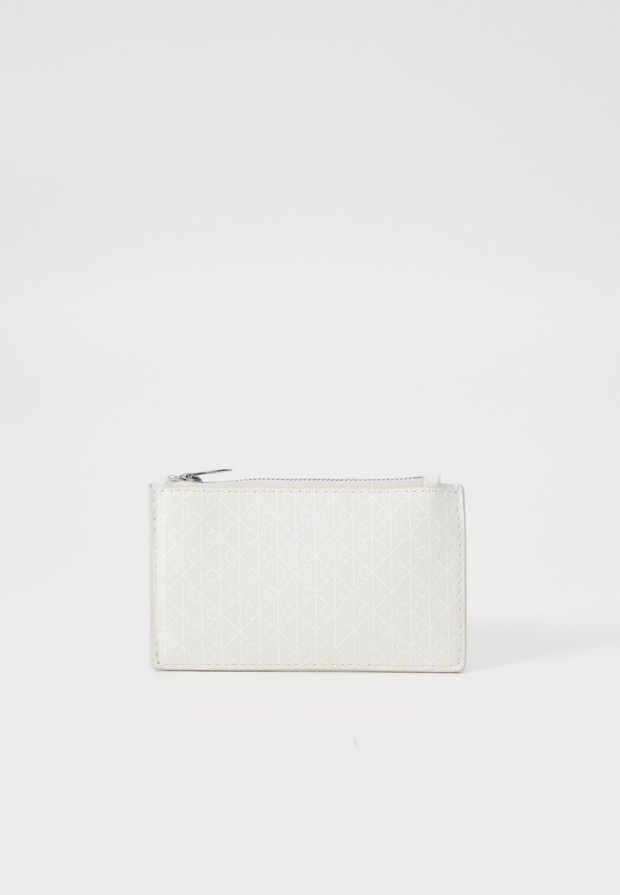 Кошелек Calvin Klein EMBLEM TOP ZIP CARDCASE, White /White
Кошелек Calvin Klein EMBLEM TOP ZIP CARDCASE, White /White
