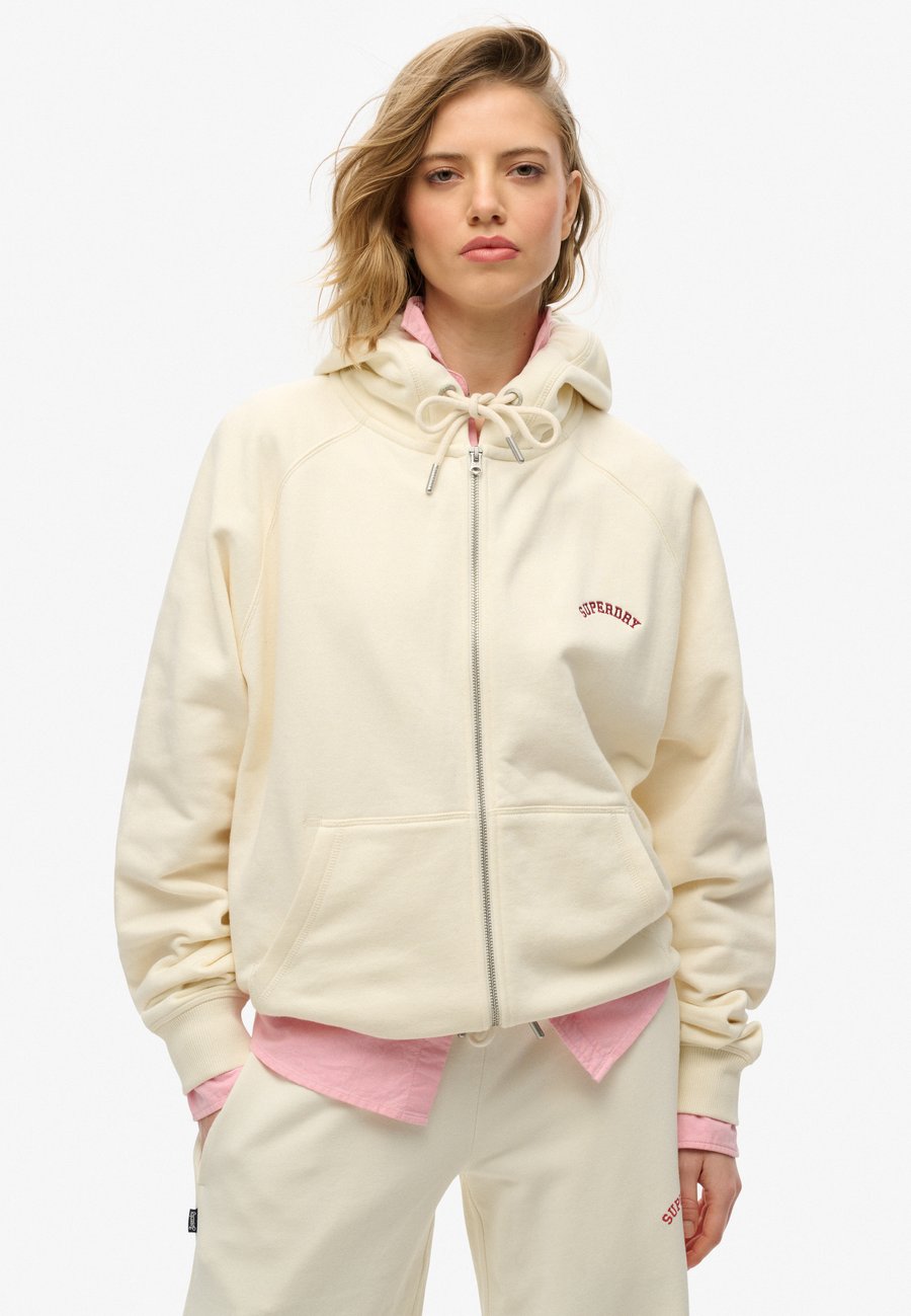 Толстовка Superdry & Co Zip-up sweatshirt, Desert Bone Off White/White, Белый, Толстовка Superdry & Co Zip-up sweatshirt, Desert Bone Off White/White
Толстовка Superdry & Co Zip-up sweatshirt, Desert Bone Off White/White, Белый, Толстовка Superdry & Co Zip-up sweatshirt, Desert Bone Off White/White