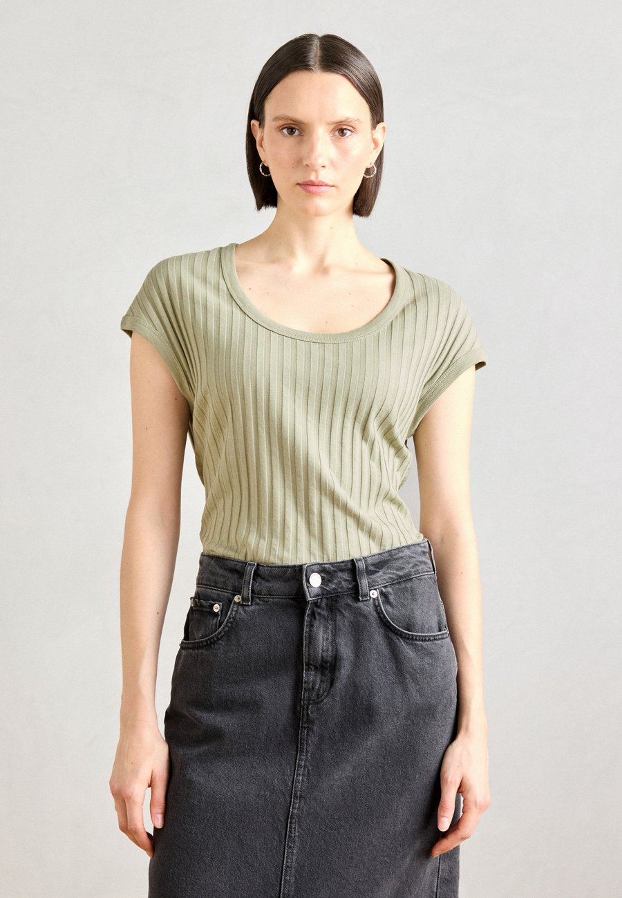 Футболка Marc O'Polo SHORT SLEEVE, Smooth Sage/Green
Футболка Marc O'Polo SHORT SLEEVE, Smooth Sage/Green