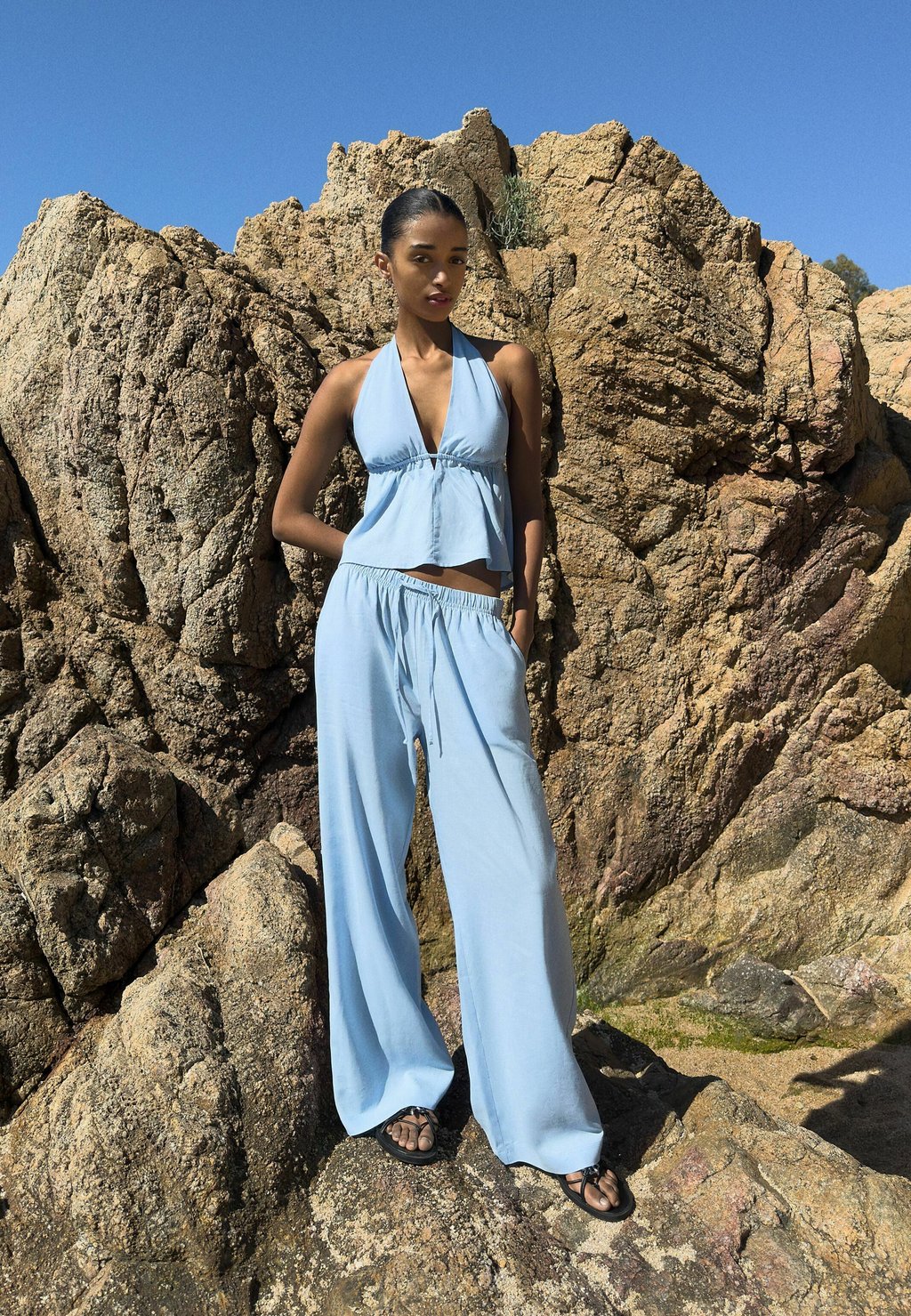 Брюки WITH AN ELASTICATED WAISTBAND Bershka, светло-голубой 
Брюки WITH AN ELASTICATED WAISTBAND Bershka, светло-голубой