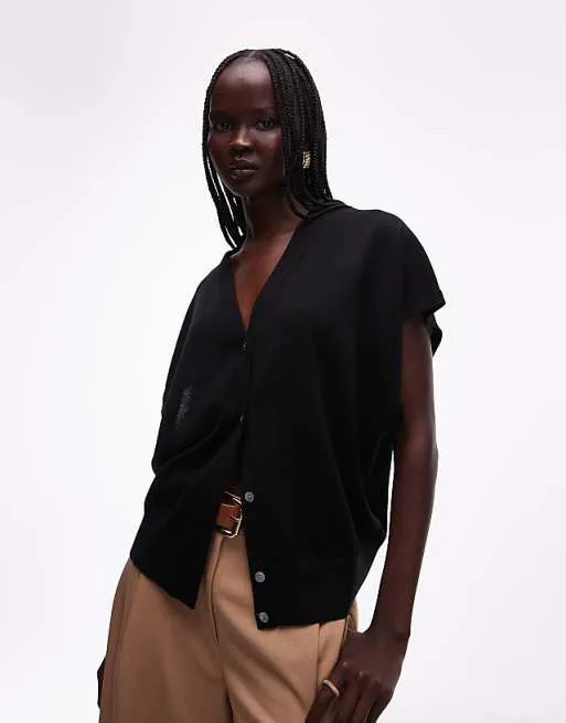 Черный вязаный жилет на пуговицах из шерсти мериноса ARKET
Черный вязаный жилет на пуговицах из шерсти мериноса ARKET