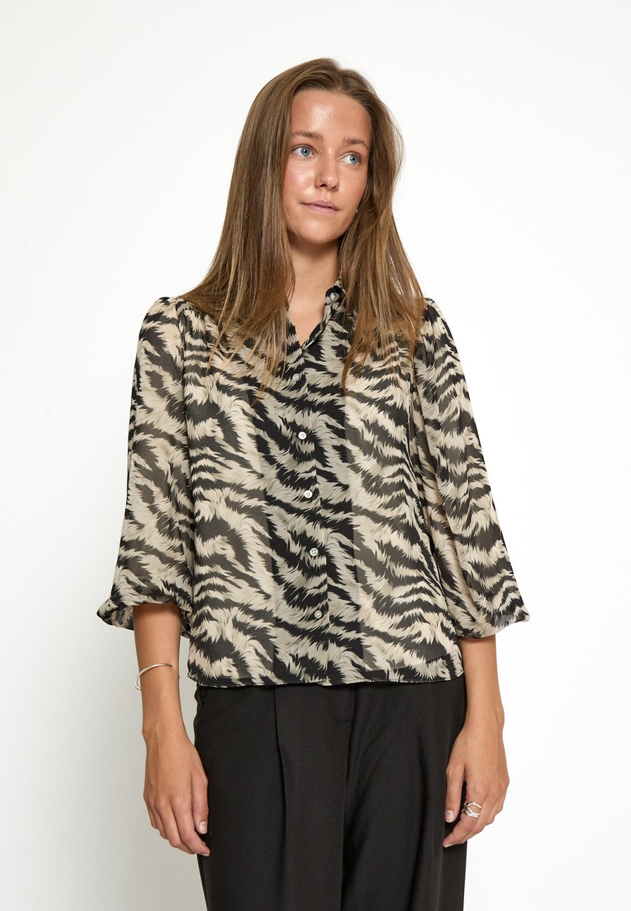 Блуза PEPPERCORN Button-down blouse, Fog Sand Print/Beige
Блуза PEPPERCORN Button-down blouse, Fog Sand Print/Beige