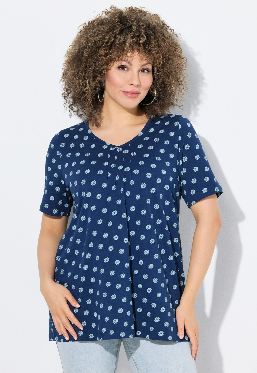 Футболка Ulla Popken TILE SHORT SLEEVE TEE, Dark Blue, Синий, Футболка Ulla Popken TILE SHORT SLEEVE TEE, Dark Blue
Футболка Ulla Popken TILE SHORT SLEEVE TEE, Dark Blue, Синий, Футболка Ulla Popken TILE SHORT SLEEVE TEE, Dark Blue