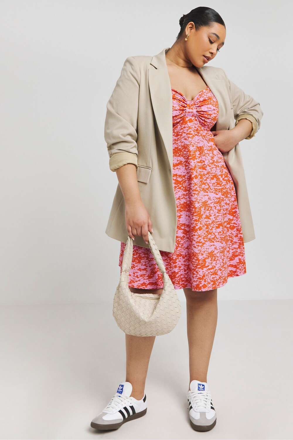 Платье с плиссированной юбкой Supersoft с узлом спереди Simply Be, розовый
Платье с плиссированной юбкой Supersoft с узлом спереди Simply Be, розовый