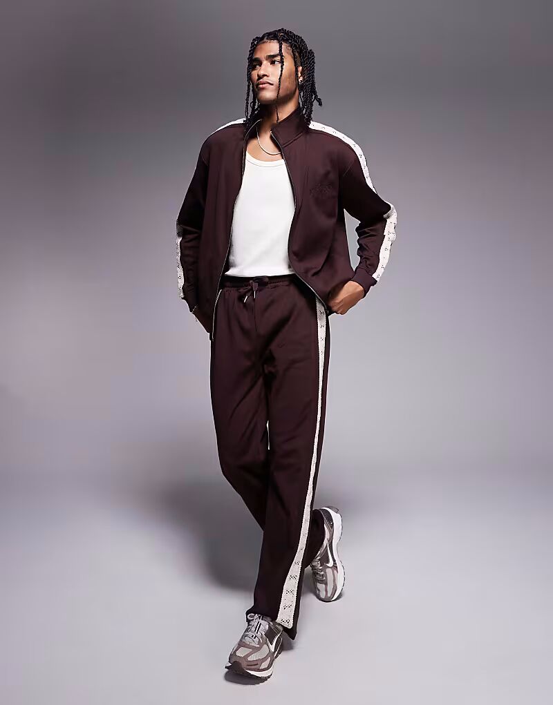 Спортивные брюки с широкими штанинами, связанные крючком, коричневого цвета River Island
Спортивные брюки с широкими штанинами, связанные крючком, коричневого цвета River Island