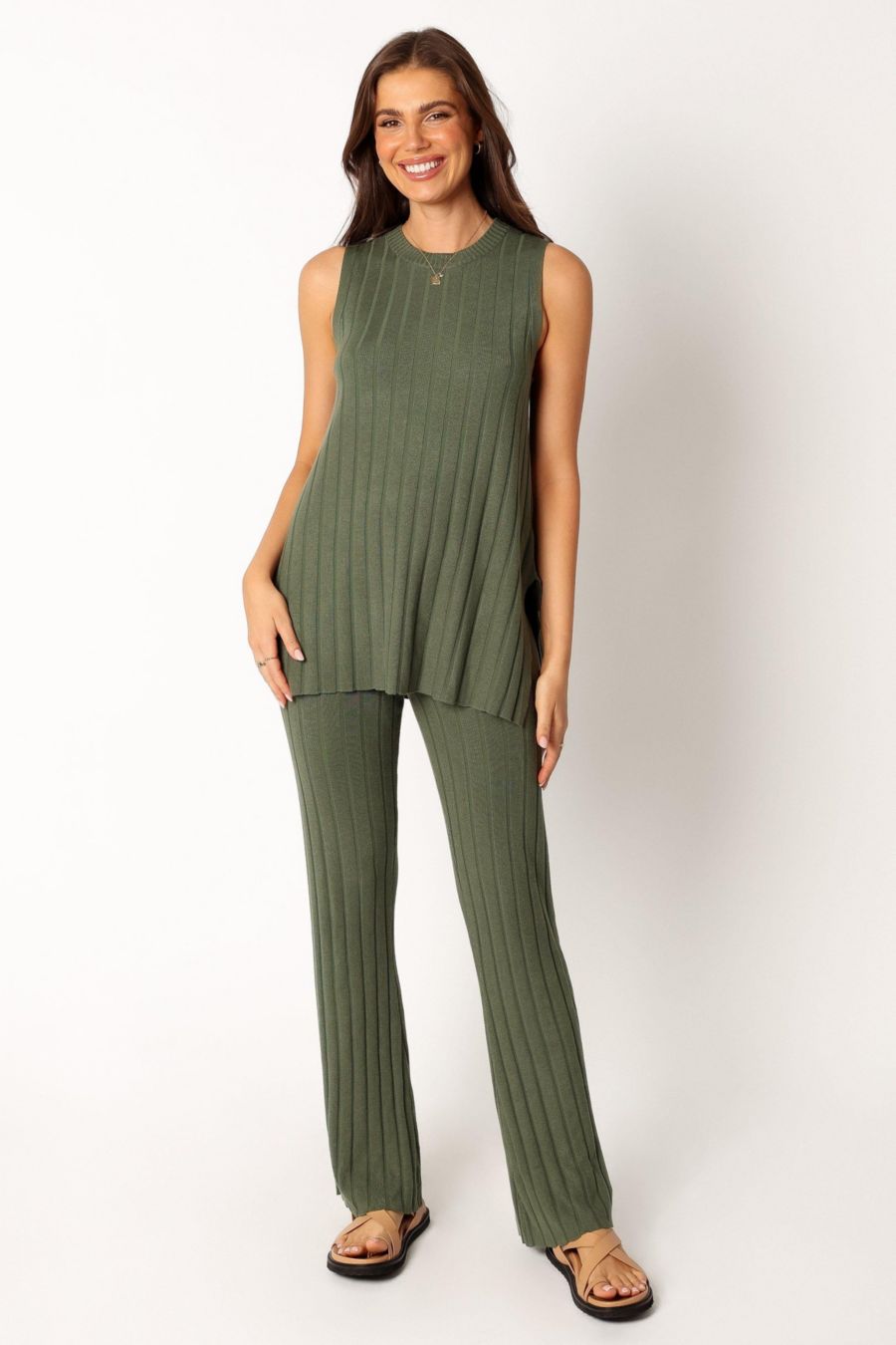 Вязаный комплект Silvie: топ и брюки Petal and Pup, Olive
Вязаный комплект Silvie: топ и брюки Petal and Pup, Olive