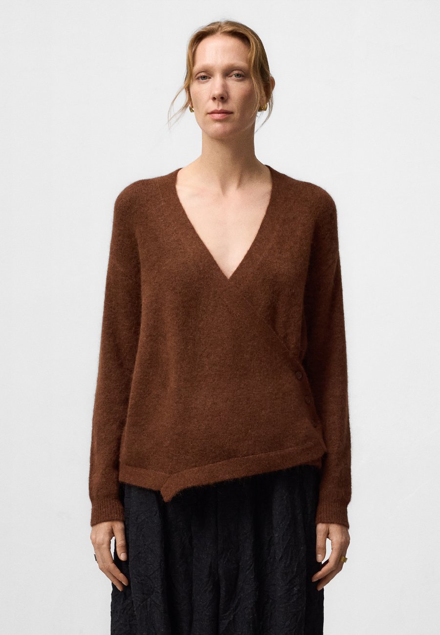 Кардиган ADOLFO DOMINGUEZ V-NECK WRAP, Brown
Кардиган ADOLFO DOMINGUEZ V-NECK WRAP, Brown