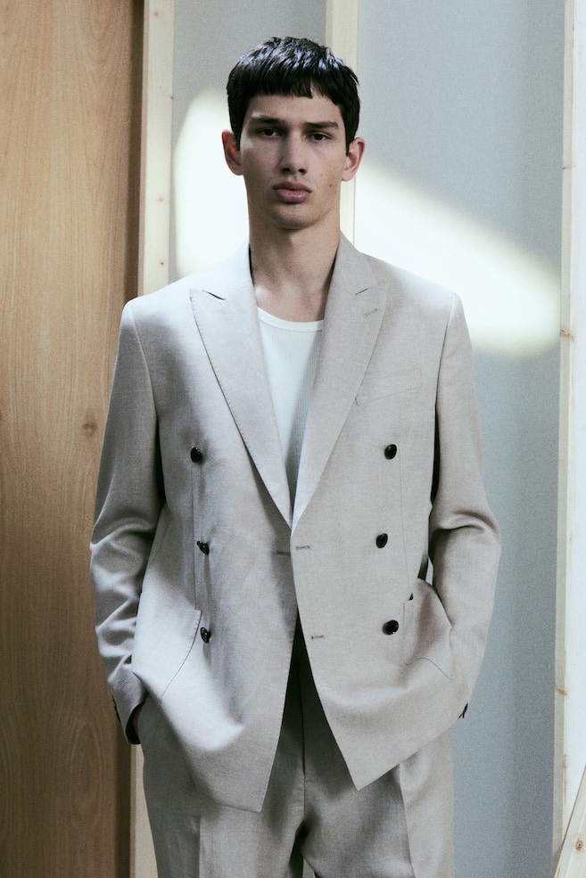 Двубортный пиджак из смесовой шерсти, классического кроя. H&M, бежевый
Двубортный пиджак из смесовой шерсти, классического кроя. H&M, бежевый