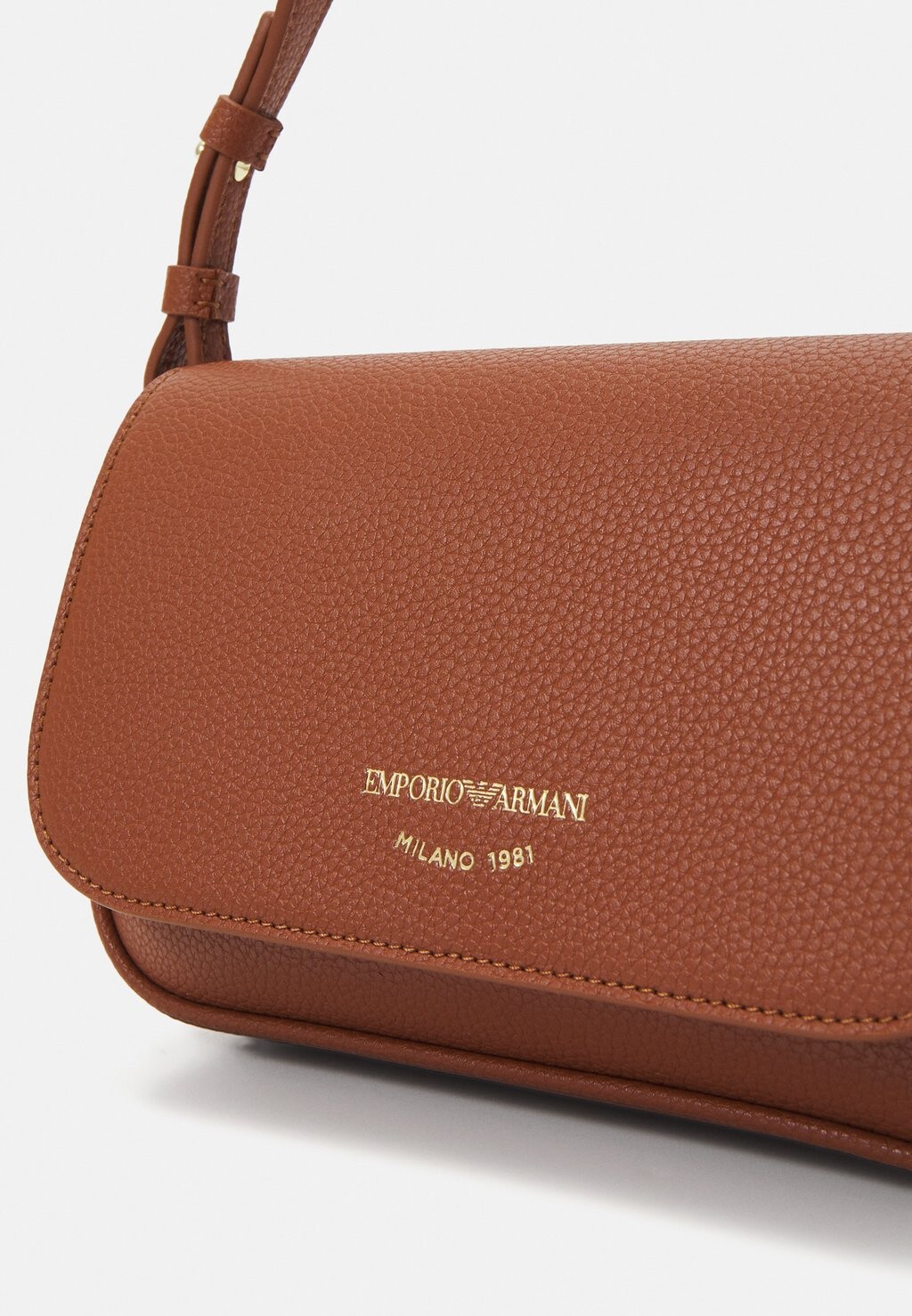 Сумка через плечо Flap Cross Emporio Armani, темно-красный
Сумка через плечо Flap Cross Emporio Armani, темно-красный