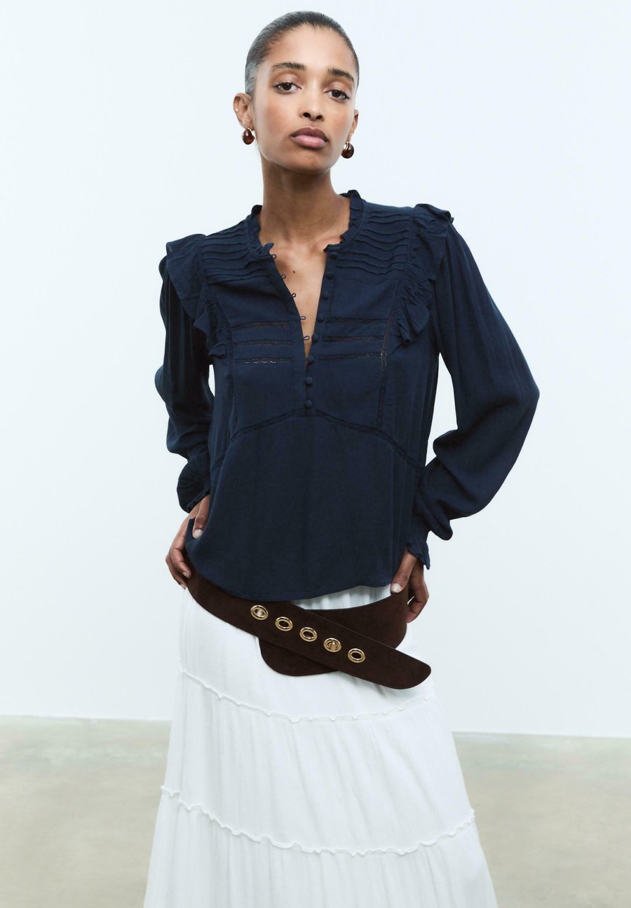 Блуза Stradivarius RUFFLED WITH BUTTONS , Dark Blue
Блуза Stradivarius RUFFLED WITH BUTTONS , Dark Blue