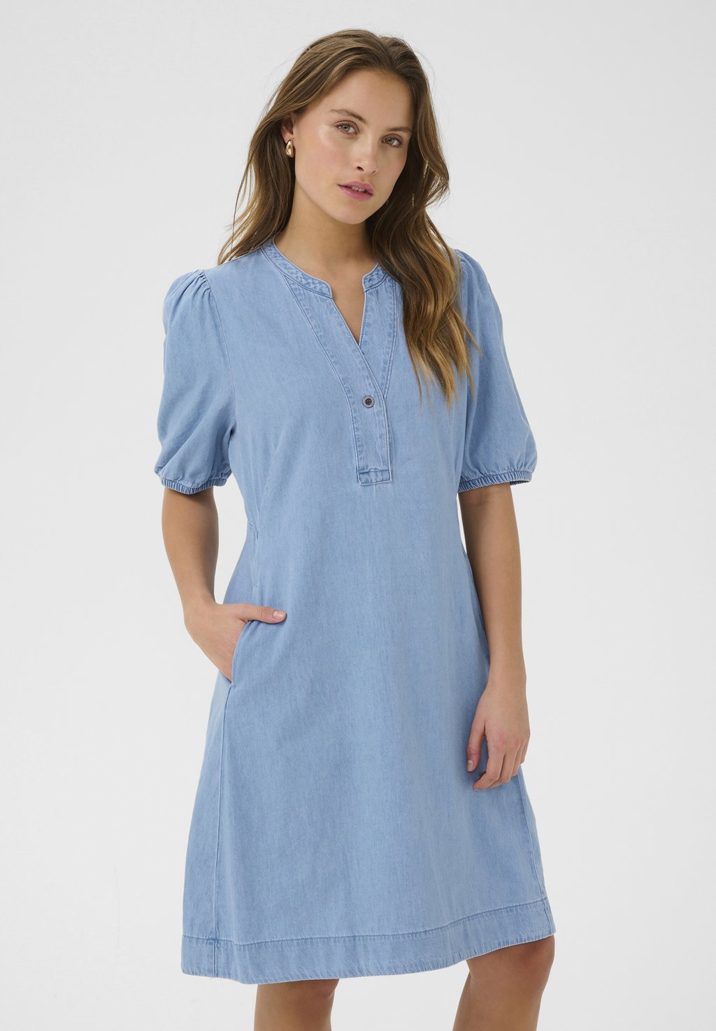 Джинсовое платье CUBERTELINE Culture, светло-голубой
Джинсовое платье CUBERTELINE Culture, светло-голубой