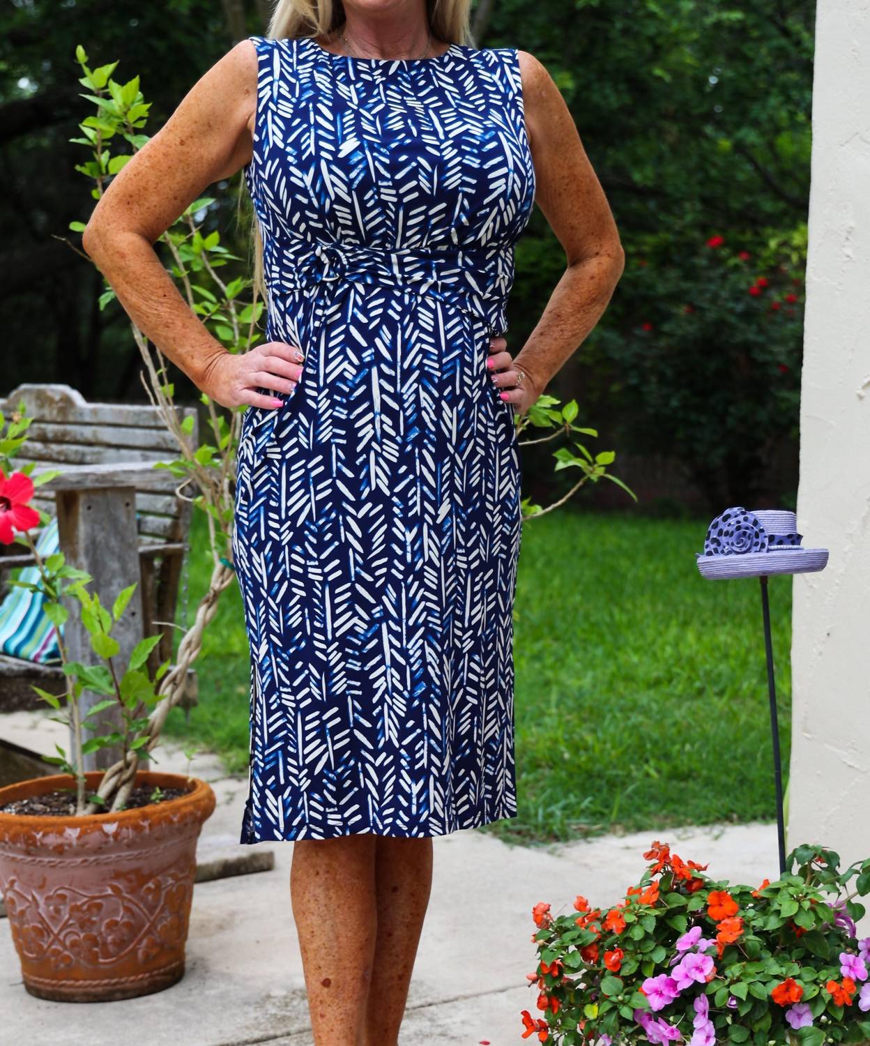 Платье-футляр без рукавов с круглым вырезом и поясом с нежными листьями в цвете «синяя слоновая кость» London Times
Платье-футляр без рукавов с круглым вырезом и поясом с нежными листьями в цвете «синяя слоновая кость» London Times