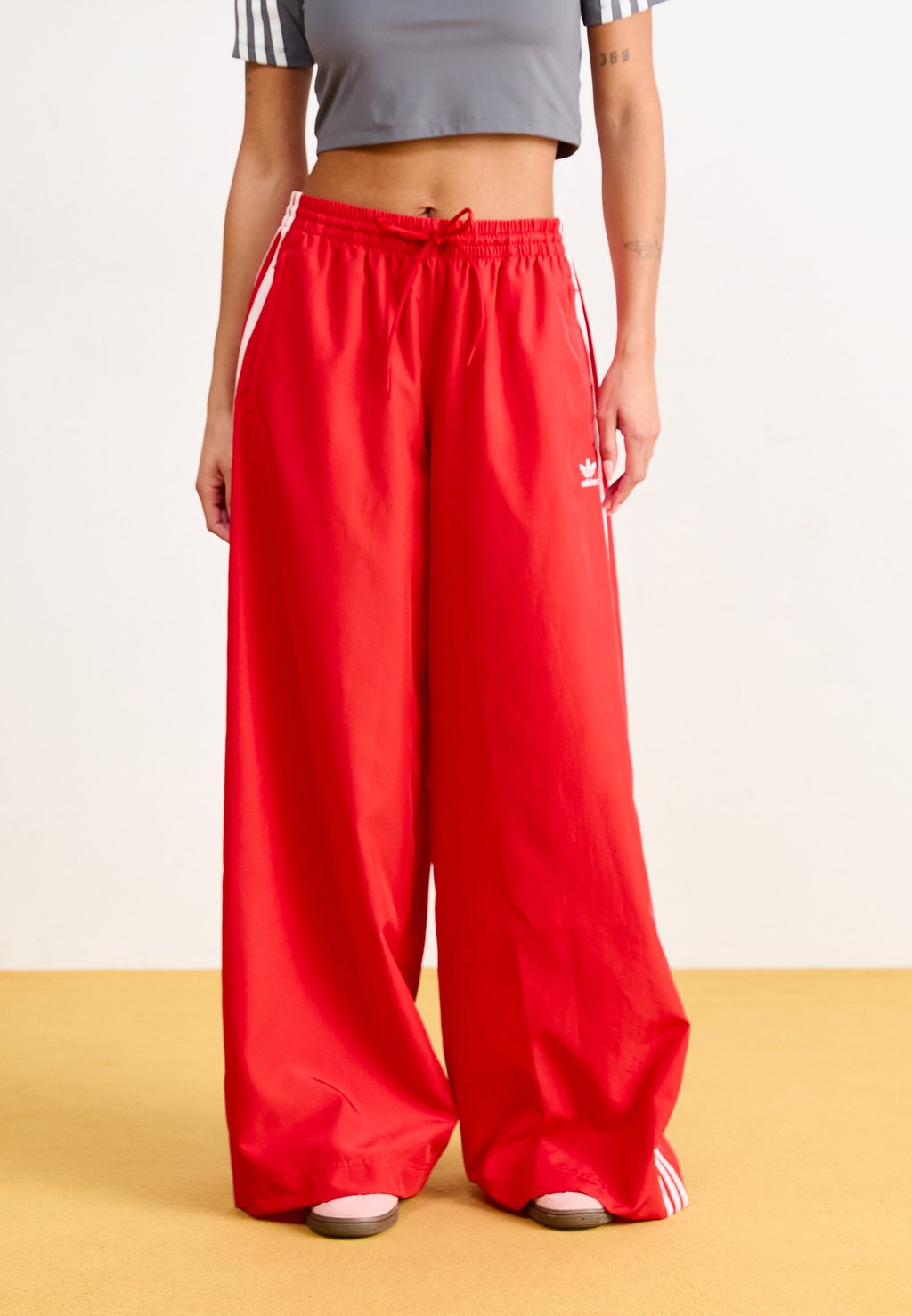 Спортивные брюки OVERSIZED adidas Originals, красный
Спортивные брюки OVERSIZED adidas Originals, красный