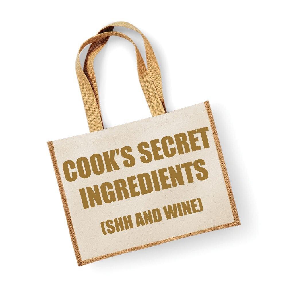 Большая джутовая сумка «Секретные ингредиенты повара» (тсс и вино) Натуральная сумка с золотым текстом 60 SECOND MAKEOVER, золото
Большая джутовая сумка «Секретные ингредиенты повара» (тсс и вино) Натуральная сумка с золотым текстом 60 SECOND MAKEOVER, золото