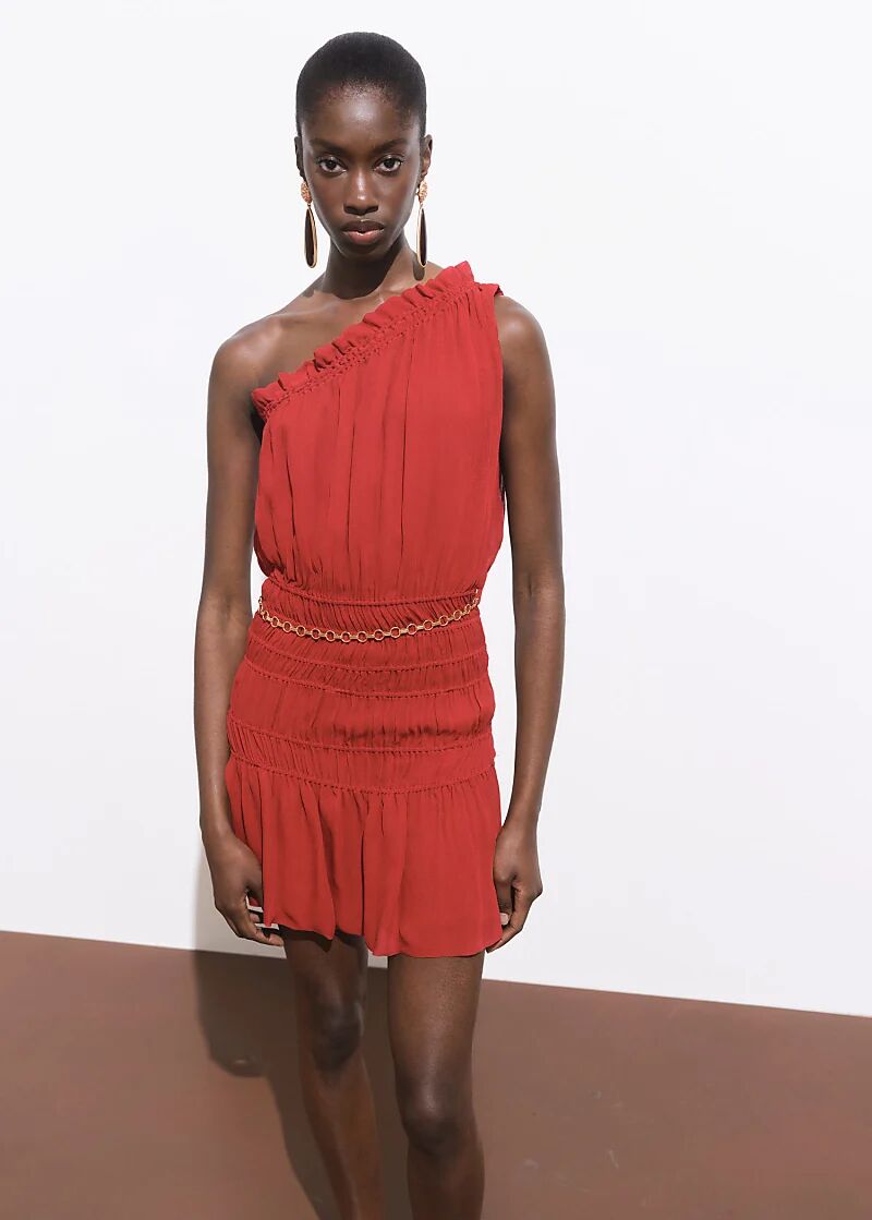 Платье Mango с Кайей Гербер на одно плечо со сборками и поясом из золотой цепи темно-красного цвета