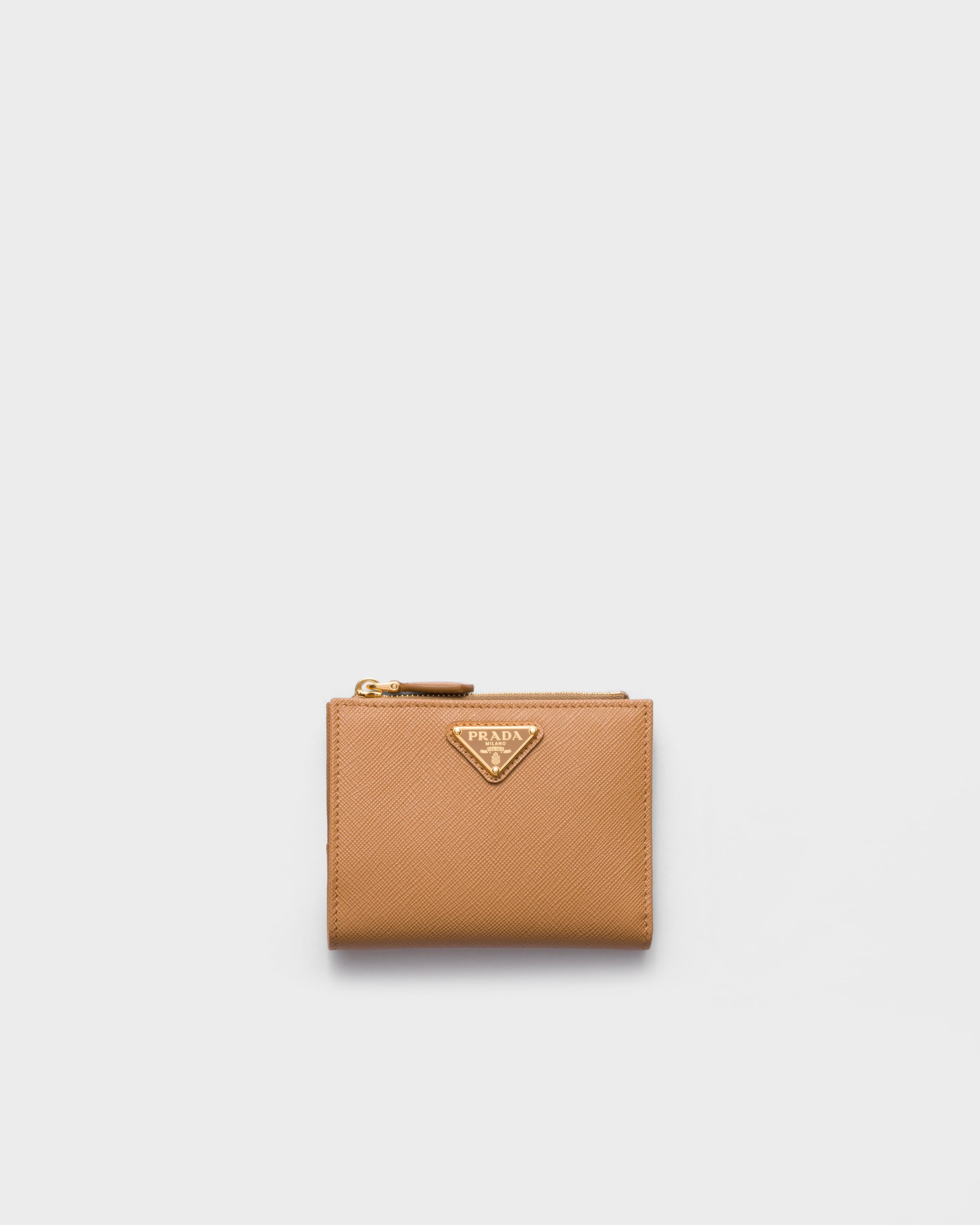 Маленький кошелек из сафьяновой кожи Prada, бежевый
Маленький кошелек из сафьяновой кожи Prada, бежевый