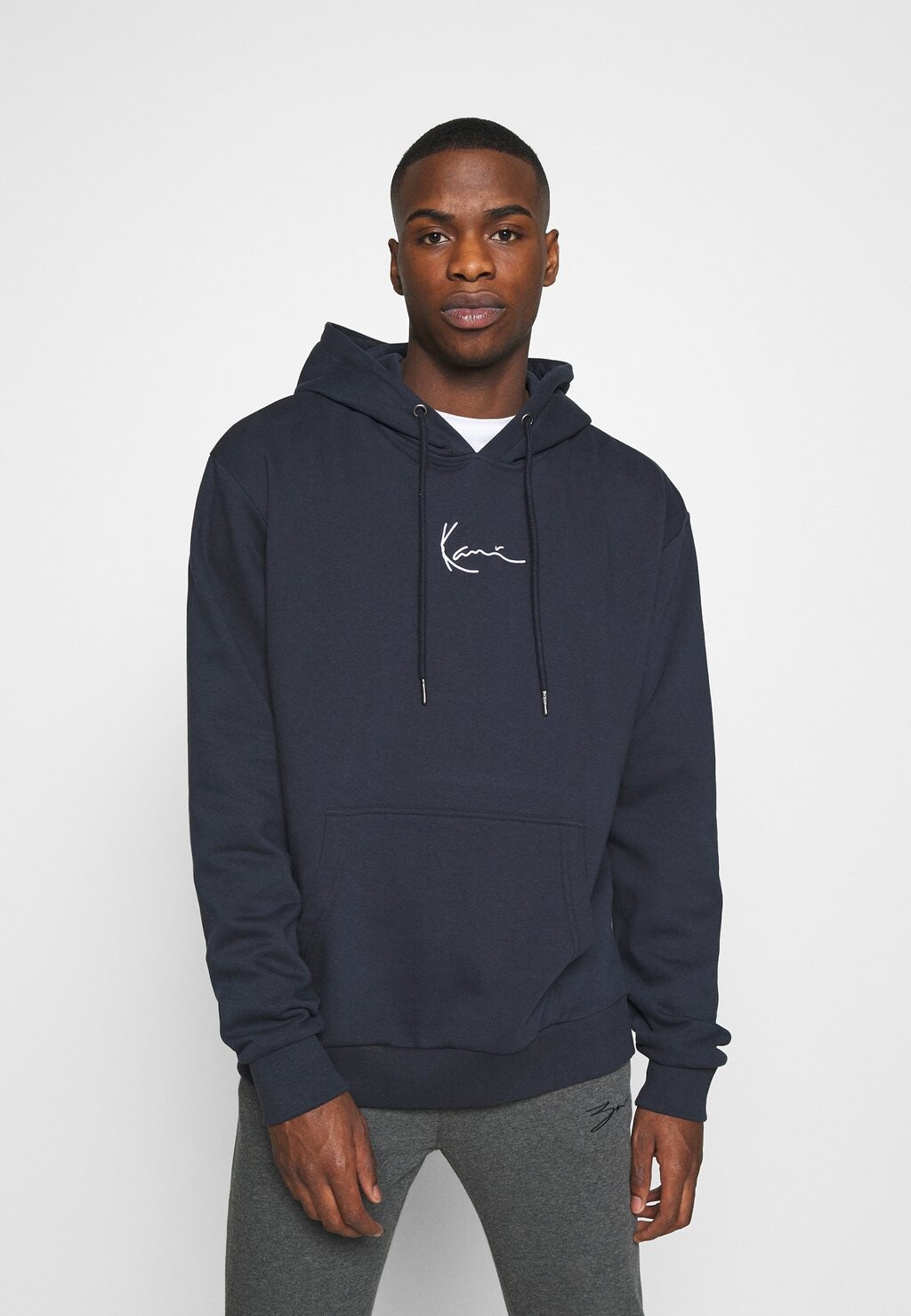 Худи Karl Kani SMALL SIGNATURE HOODIE, цвет Navy, Серый, Худи Karl Kani SMALL SIGNATURE HOODIE, цвет Navy
Худи Karl Kani SMALL SIGNATURE HOODIE, цвет Navy, Серый, Худи Karl Kani SMALL SIGNATURE HOODIE, цвет Navy