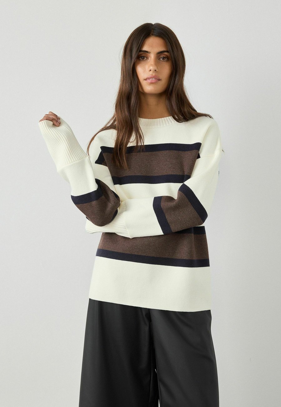 Джемпер Next COMPACT COSY CREW NECK, Black White Stripe/Black
Джемпер Next COMPACT COSY CREW NECK, Black White Stripe/Black