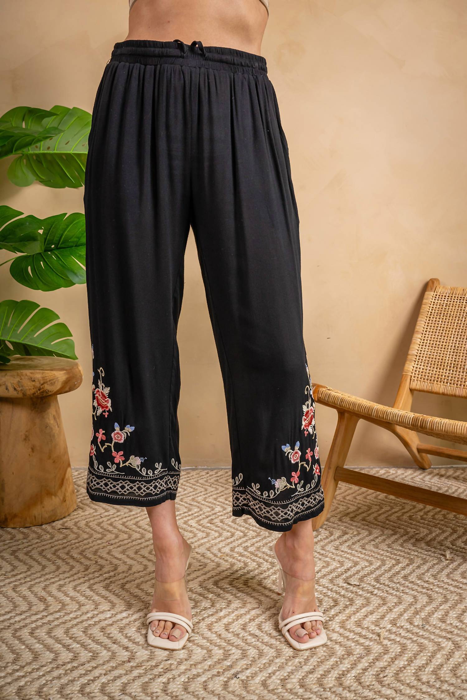 Черные укороченные брюки-кроп из жатого крепа с вышивкой PAPARAZZI
Черные укороченные брюки-кроп из жатого крепа с вышивкой PAPARAZZI