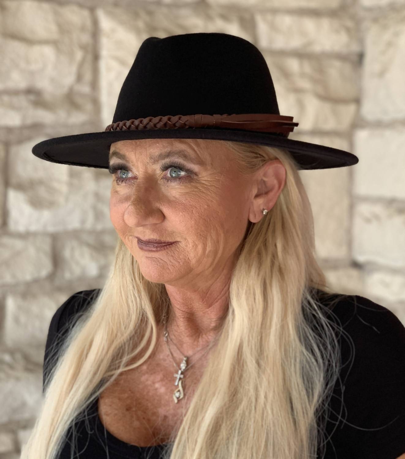 Шляпа-федора с широкими полями и плетеной отделкой Дебби, черного цвета Jen & Co.
Шляпа-федора с широкими полями и плетеной отделкой Дебби, черного цвета Jen & Co.