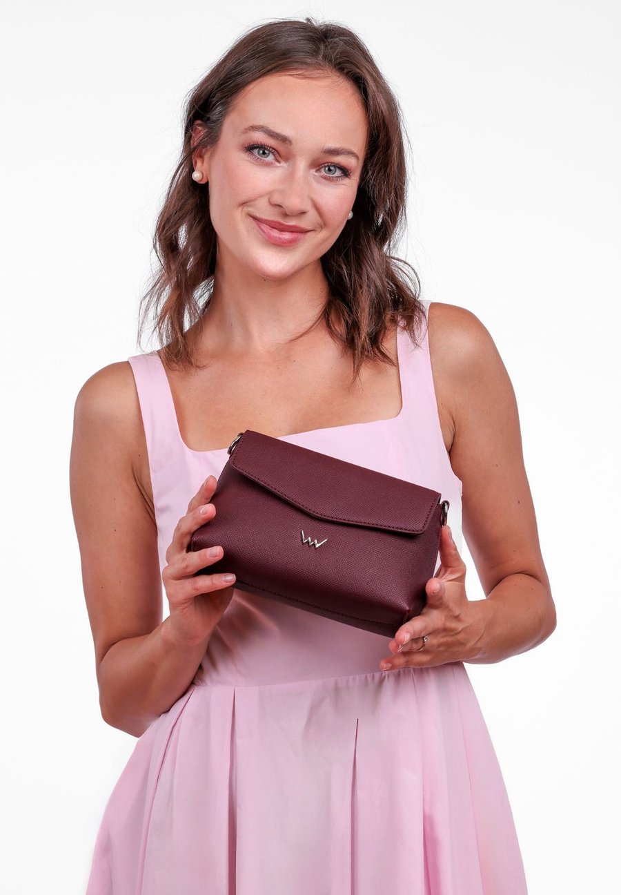 Сумка кросс-боди VUCH SILVANO , Wine/Bordeaux
Сумка кросс-боди VUCH SILVANO , Wine/Bordeaux