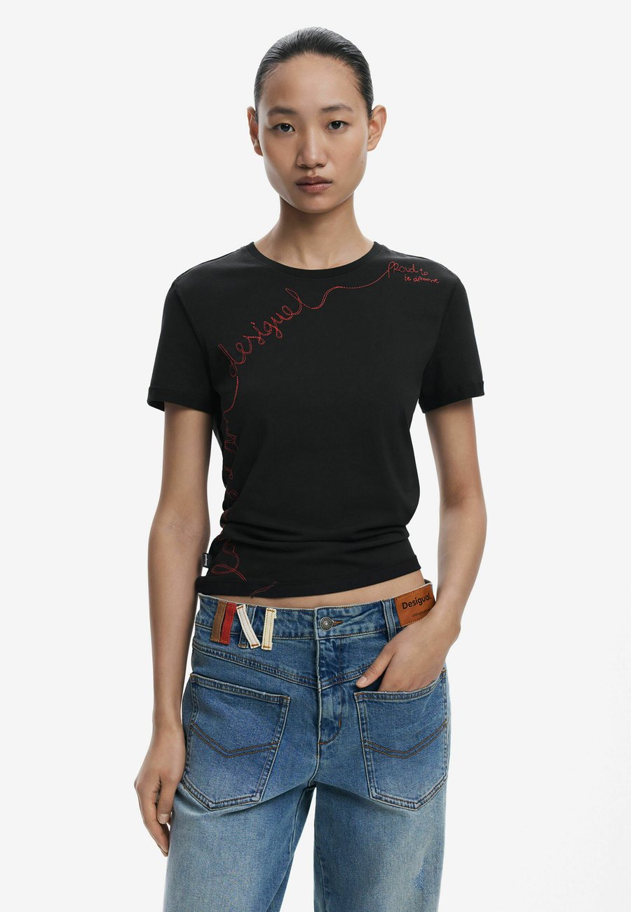 Футболка Desigual WITH EMBROIDERED PHRASE, Black, Черный, Футболка Desigual WITH EMBROIDERED PHRASE, Black
Футболка Desigual WITH EMBROIDERED PHRASE, Black, Черный, Футболка Desigual WITH EMBROIDERED PHRASE, Black