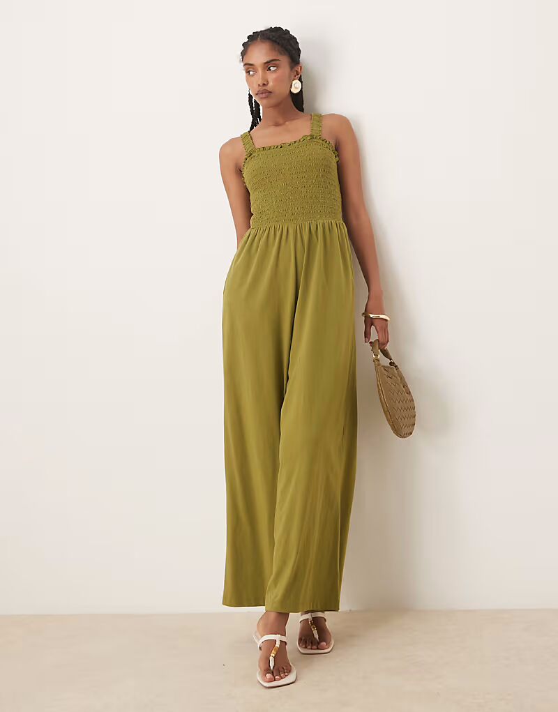 Комбинезон цвета хаки с широкими штанинами и присборенным лифом от Nobody's Child
Комбинезон цвета хаки с широкими штанинами и присборенным лифом от Nobody's Child