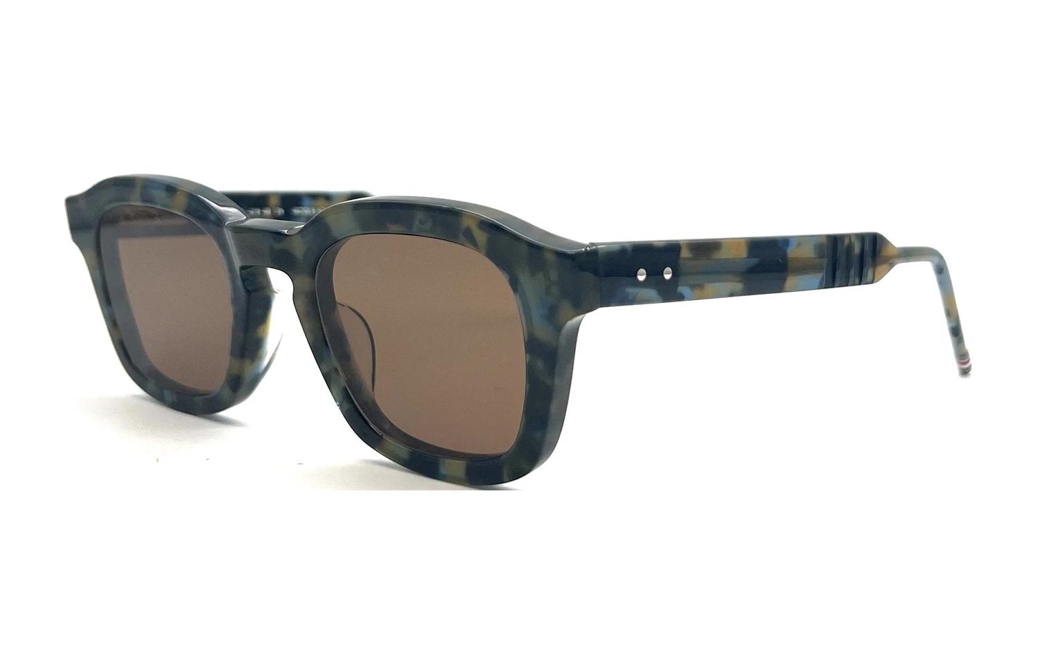 Солнечные очки в черепаховом стиле THOM BROWNE
Солнечные очки в черепаховом стиле THOM BROWNE