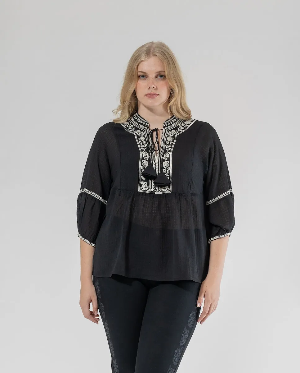 Женская блузка с вышивкой и французскими рукавами October, черный
Женская блузка с вышивкой и французскими рукавами October, черный