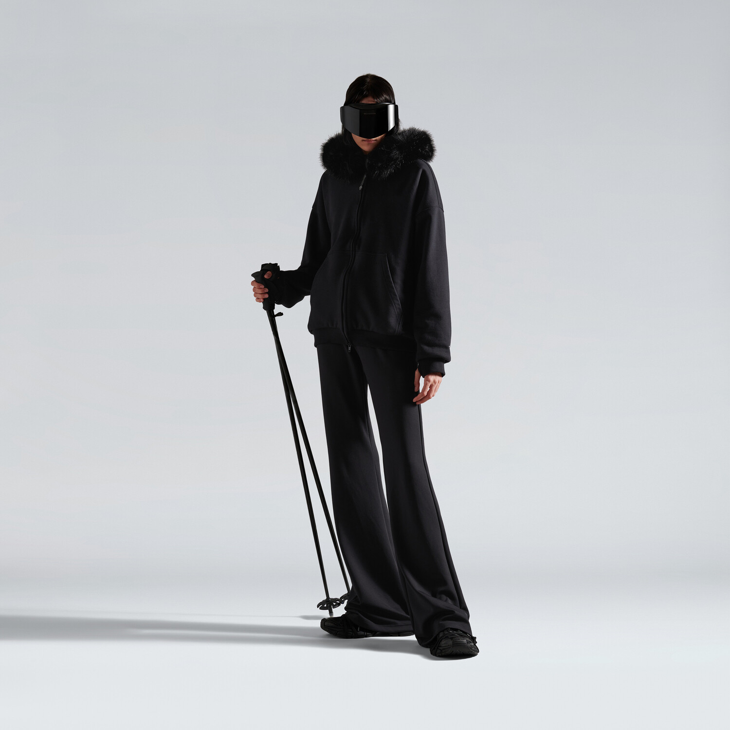 Женское пушистое худи на молнии в выцветшем черном цвете BALENCIAGA, выстиранный черный
Женское пушистое худи на молнии в выцветшем черном цвете BALENCIAGA, выстиранный черный