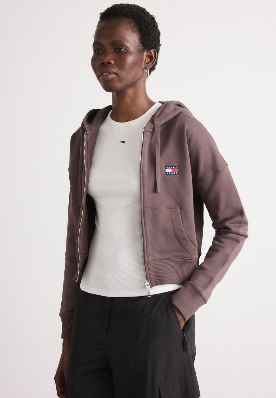 Толстовка Tommy Jeans ZIP THRU HOODIE, Black Walnut/Brown, Черный, Толстовка Tommy Jeans ZIP THRU HOODIE, Black Walnut/Brown
Толстовка Tommy Jeans ZIP THRU HOODIE, Black Walnut/Brown, Черный, Толстовка Tommy Jeans ZIP THRU HOODIE, Black Walnut/Brown