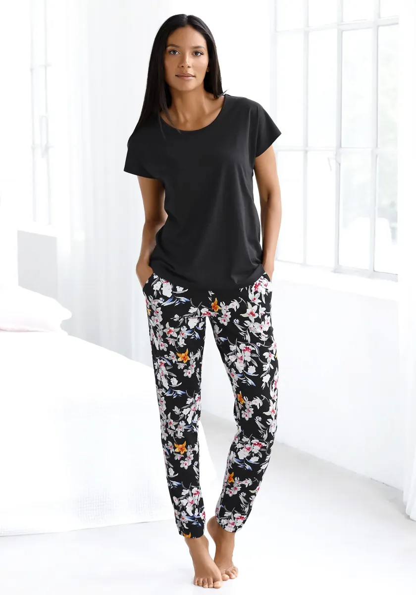 Пижама S.Oliver (2 шт.), с цветочным узором, черный
Пижама S.Oliver (2 шт.), с цветочным узором, черный
