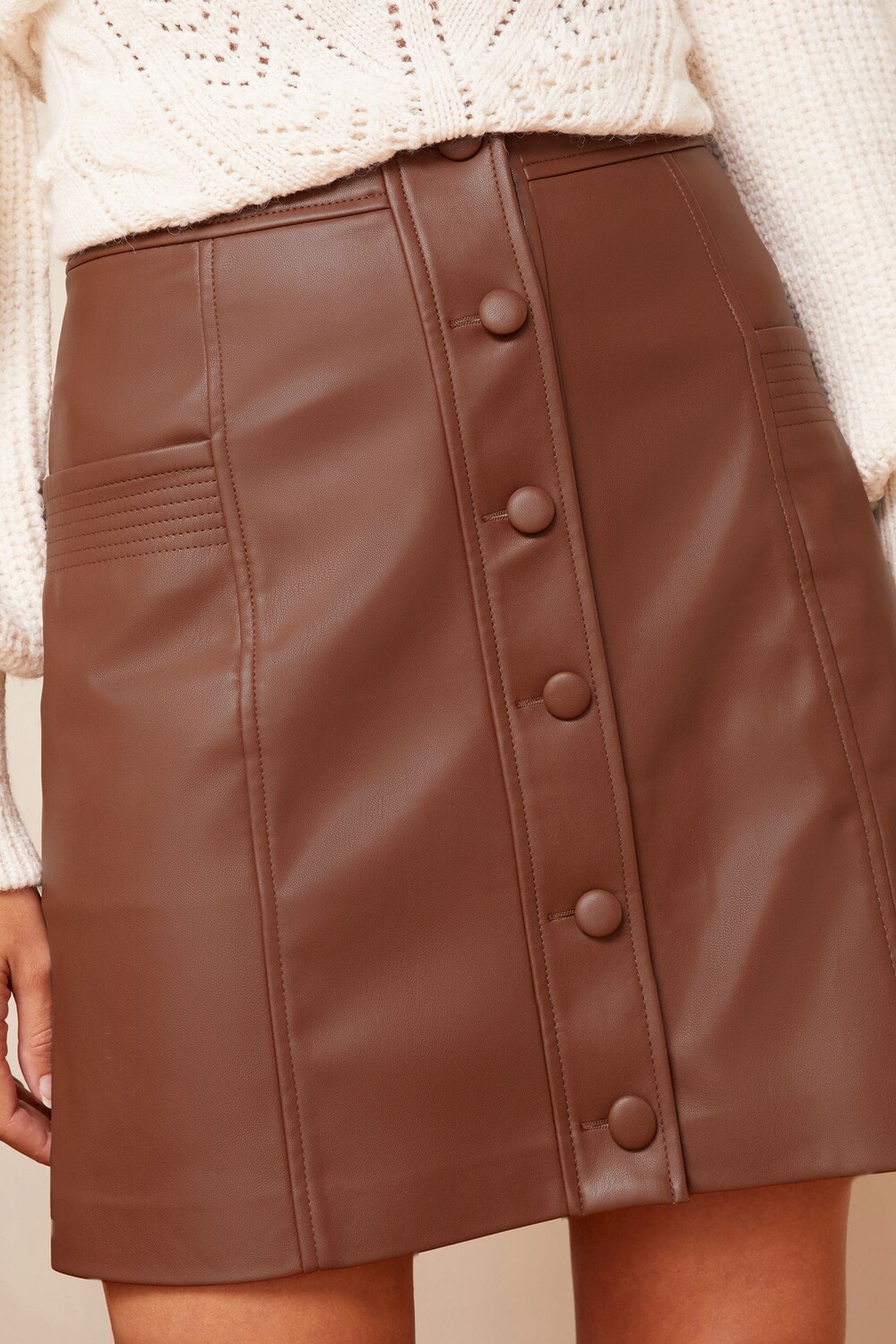 Из искусственной кожи с карманами и застежкой на пуговицы Love & Roses
Из искусственной кожи с карманами и застежкой на пуговицы Love & Roses