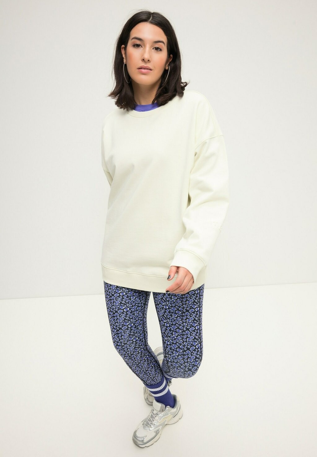 Толстовка RÜCKEN-EMBOSSING BALLON-LANGARM Studio Untold, белый
Толстовка RÜCKEN-EMBOSSING BALLON-LANGARM Studio Untold, белый