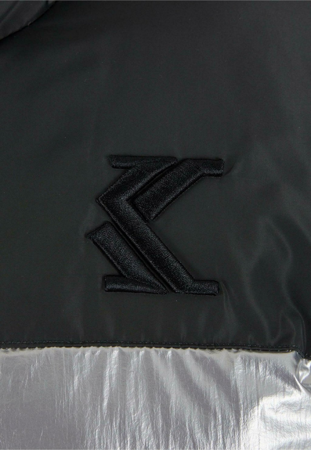 Зимняя куртка Karl Kani, серебристый
Зимняя куртка Karl Kani, серебристый