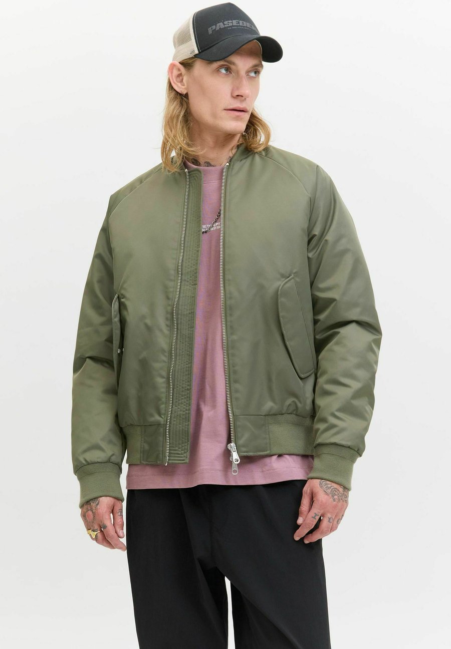 Куртка Jack & Jones Bomber Jacket, Grape Leaf/Dark Green
Куртка Jack & Jones Bomber Jacket, Grape Leaf/Dark Green