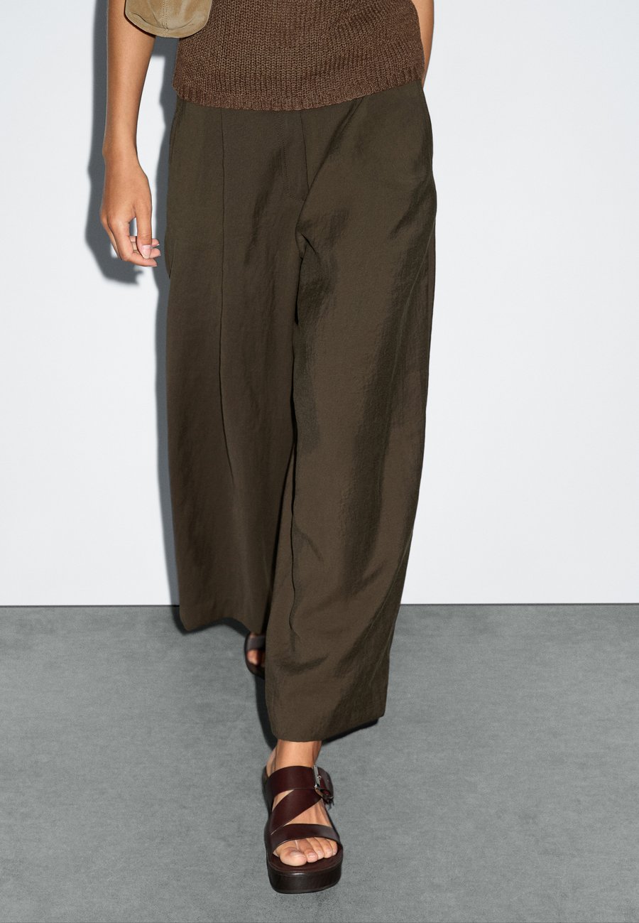 Брюки Massimo Dutti WIDE-LEG CROPPED WITH DARTS, Mottled Dark Brown/Dark Brown
Брюки Massimo Dutti WIDE-LEG CROPPED WITH DARTS, Mottled Dark Brown/Dark Brown