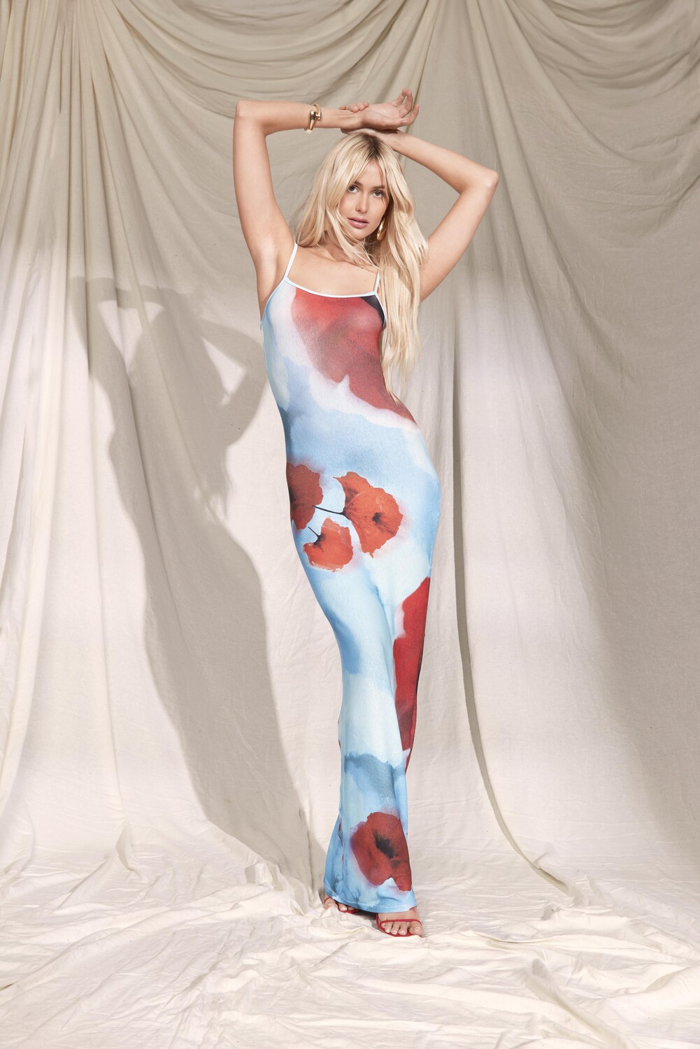 Прозрачное платье макси с цветочным принтом и бретелями boohoo, синий
Прозрачное платье макси с цветочным принтом и бретелями boohoo, синий