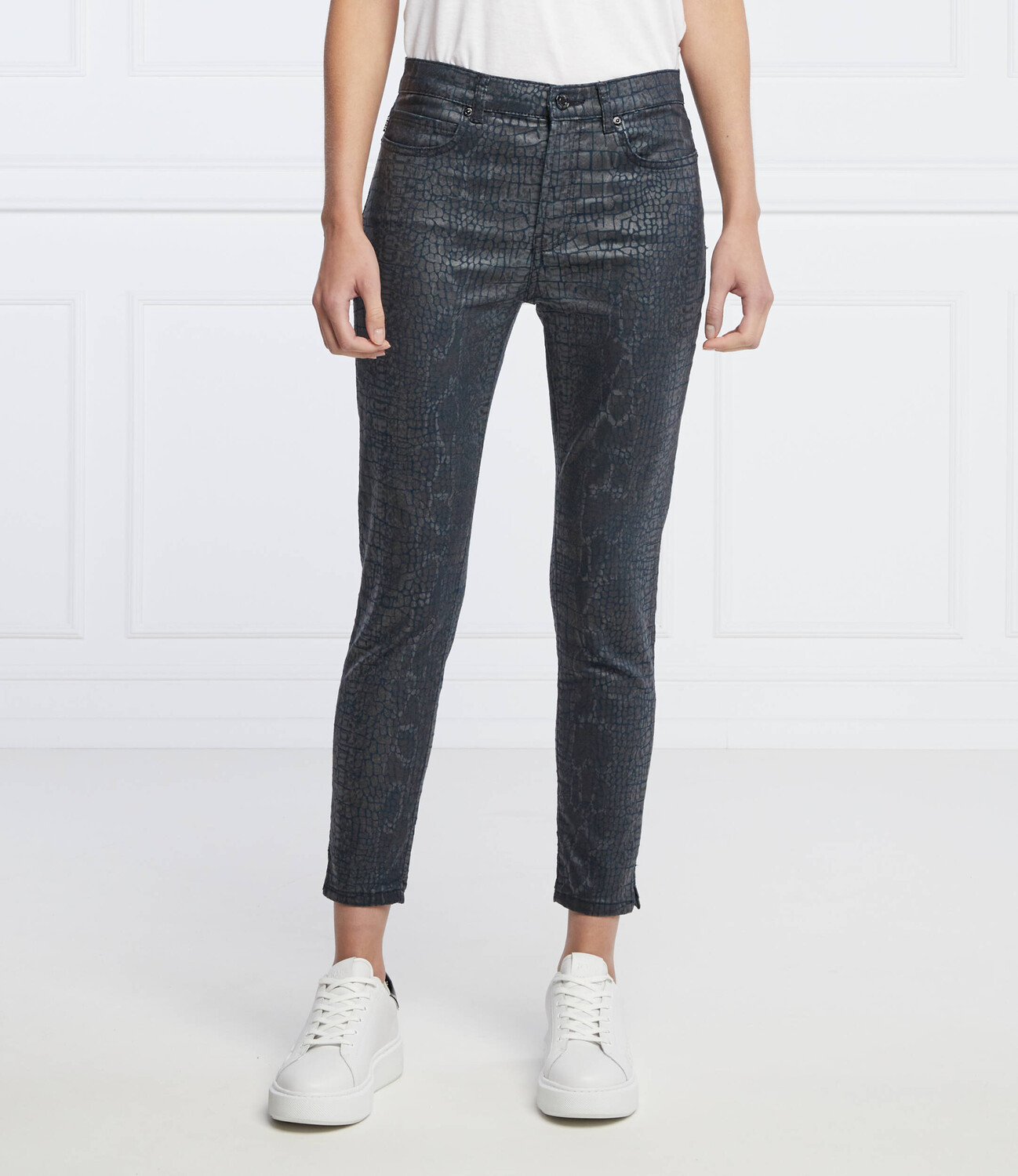 Брюки HUGO charlie cropped fit mid rise, темно-синий
Брюки HUGO charlie cropped fit mid rise, темно-синий