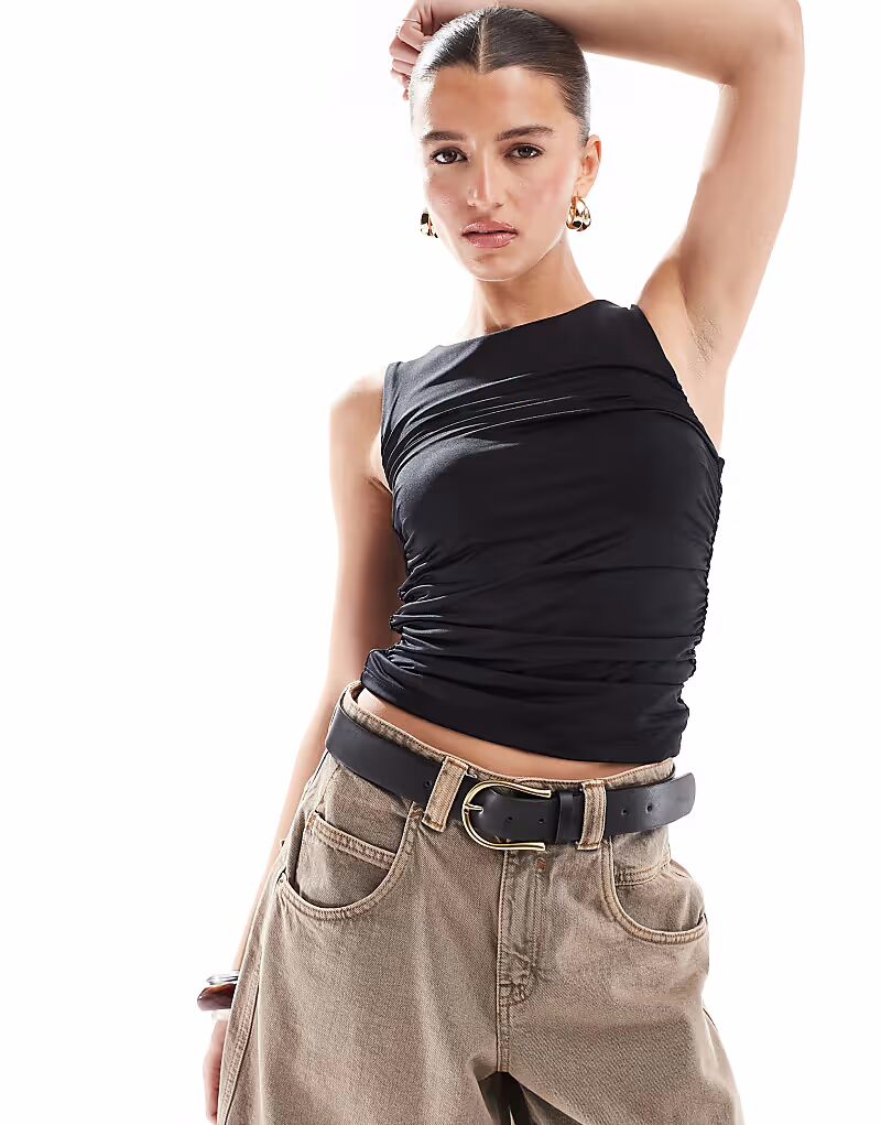 Майка Stradivarius со сборками черного цвета
Майка Stradivarius со сборками черного цвета