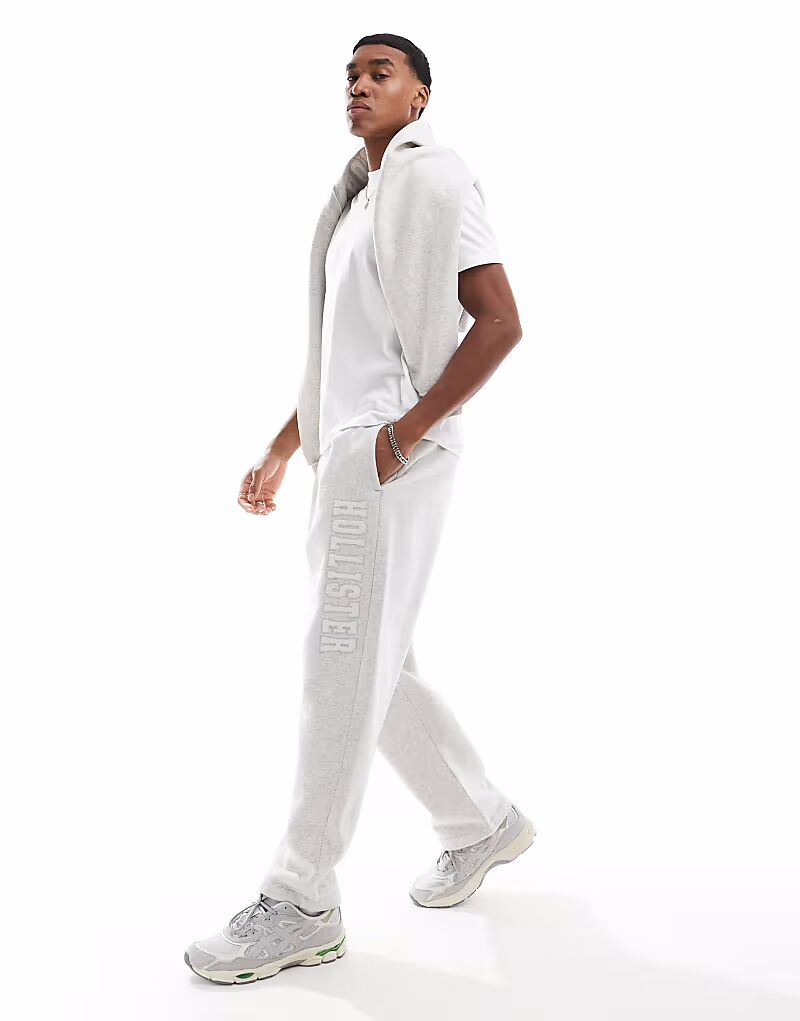 Джоггеры с прямыми штанинами серого цвета Hollister
Джоггеры с прямыми штанинами серого цвета Hollister