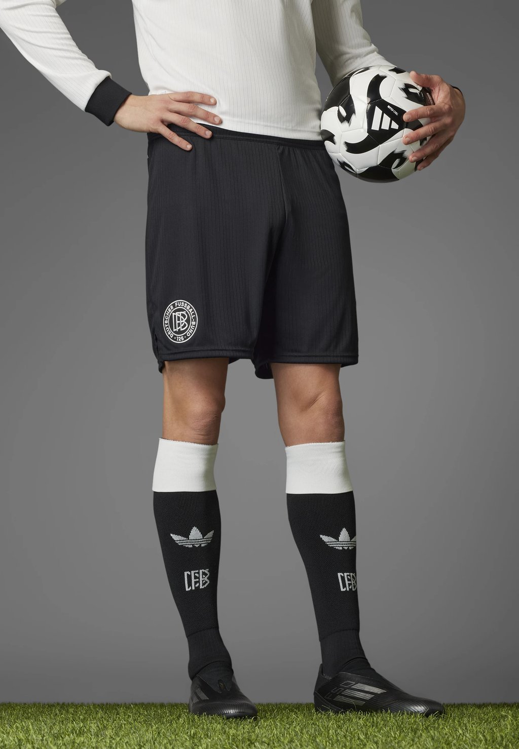 Спортивные шорты DEUTSCHLAND DFB 125 ANNIVERSARY SHORT - National team wear Adidas Originals, черный 
Спортивные шорты DEUTSCHLAND DFB 125 ANNIVERSARY SHORT - National team wear Adidas Originals, черный